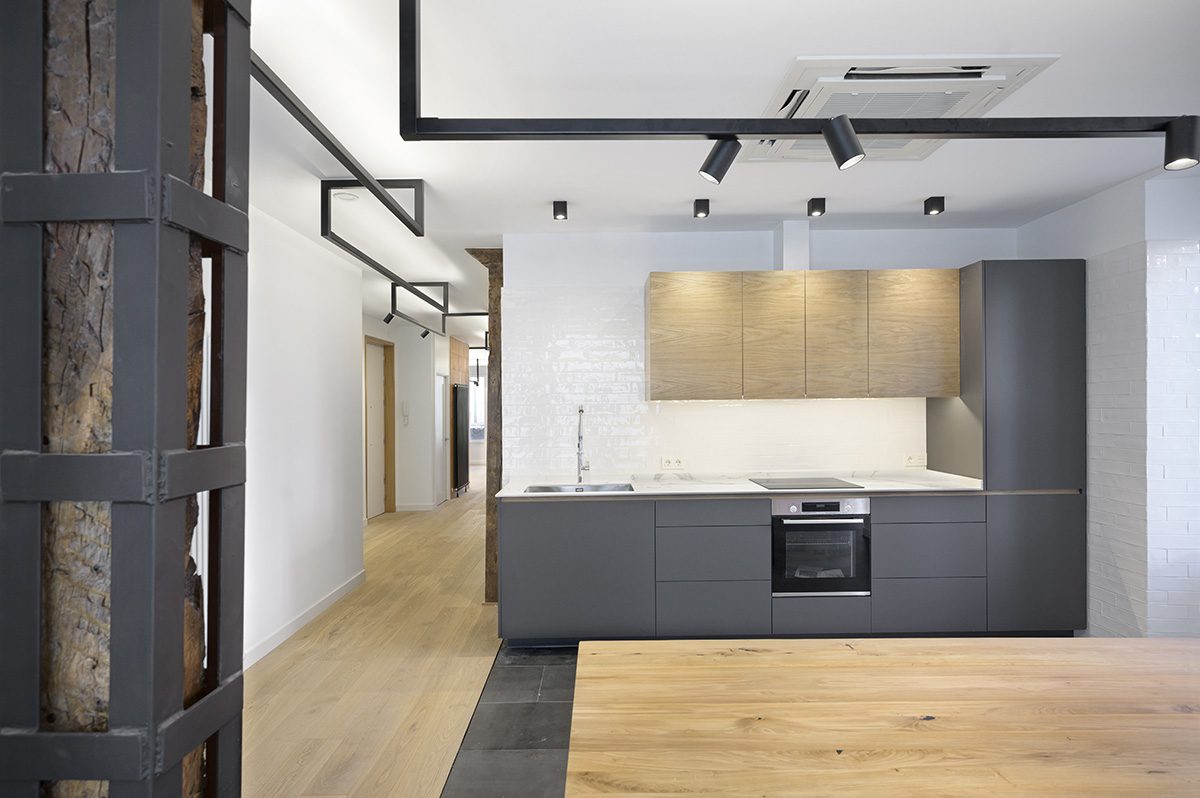 Cocina de vivienda con iluminación lineal y downlights