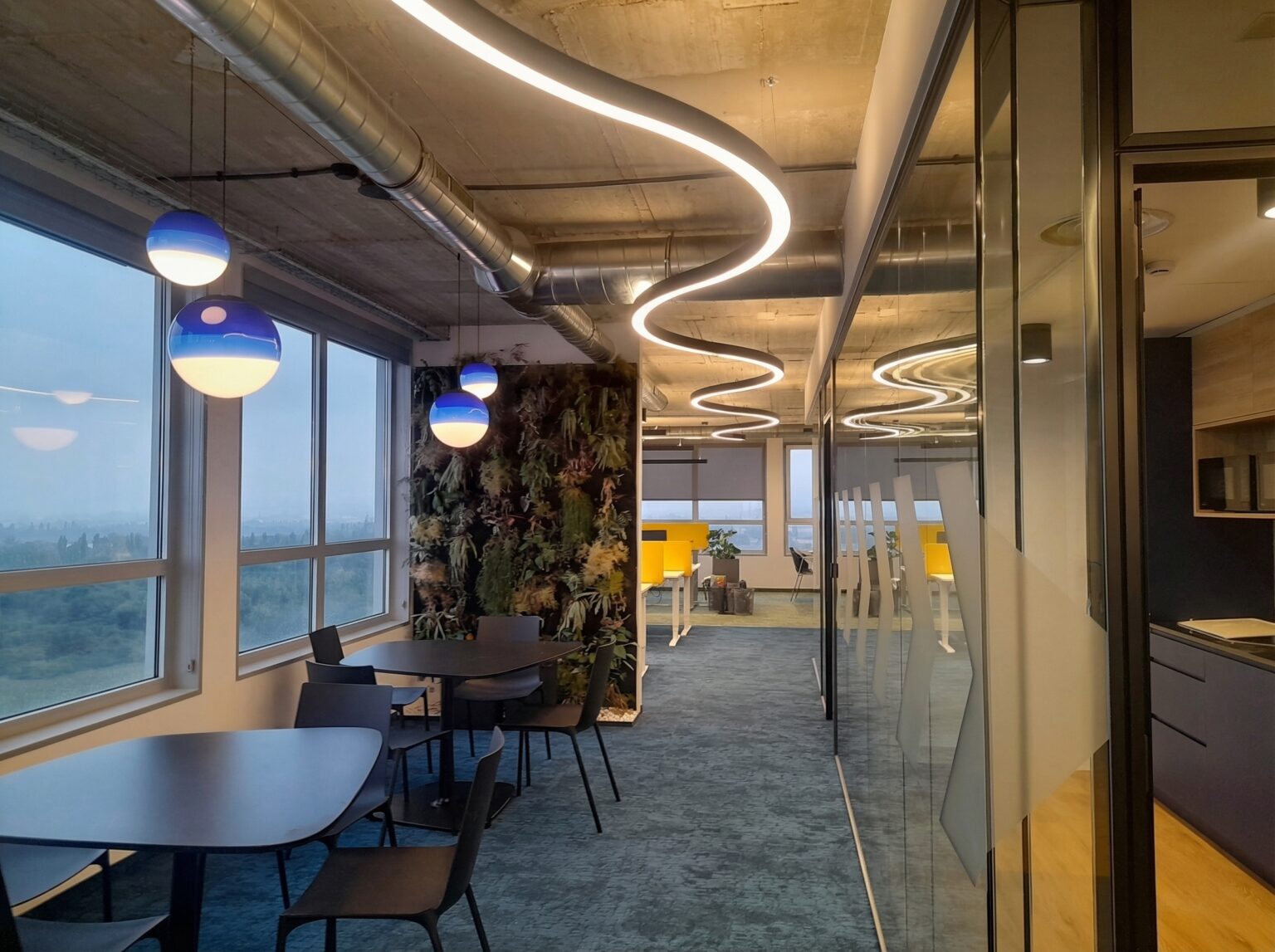 Oficinas Salburua con iluminación lineal suspendida