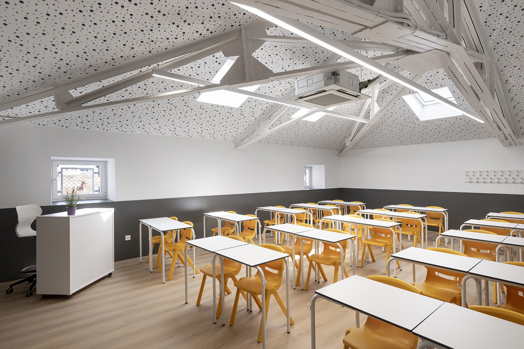 Aula del colegio Urkide con iluminación técnica
