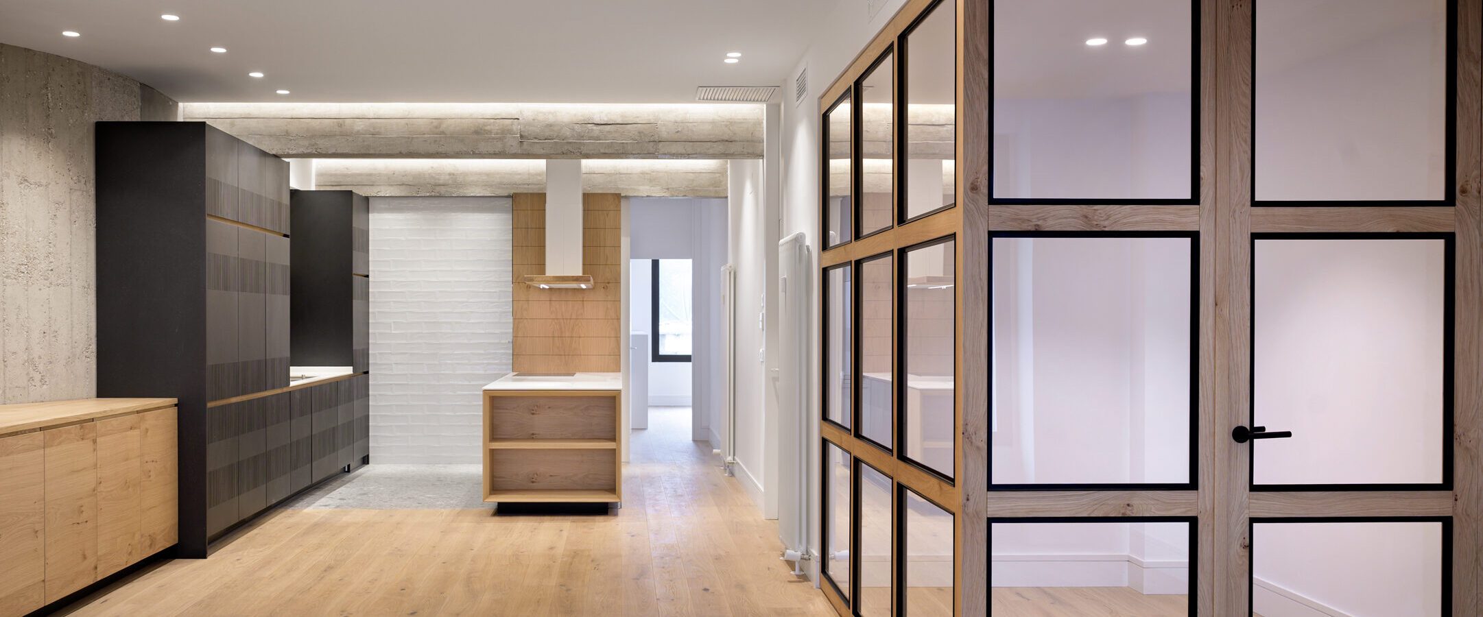 Pasillo de vivienda con iluminación integrada en techo