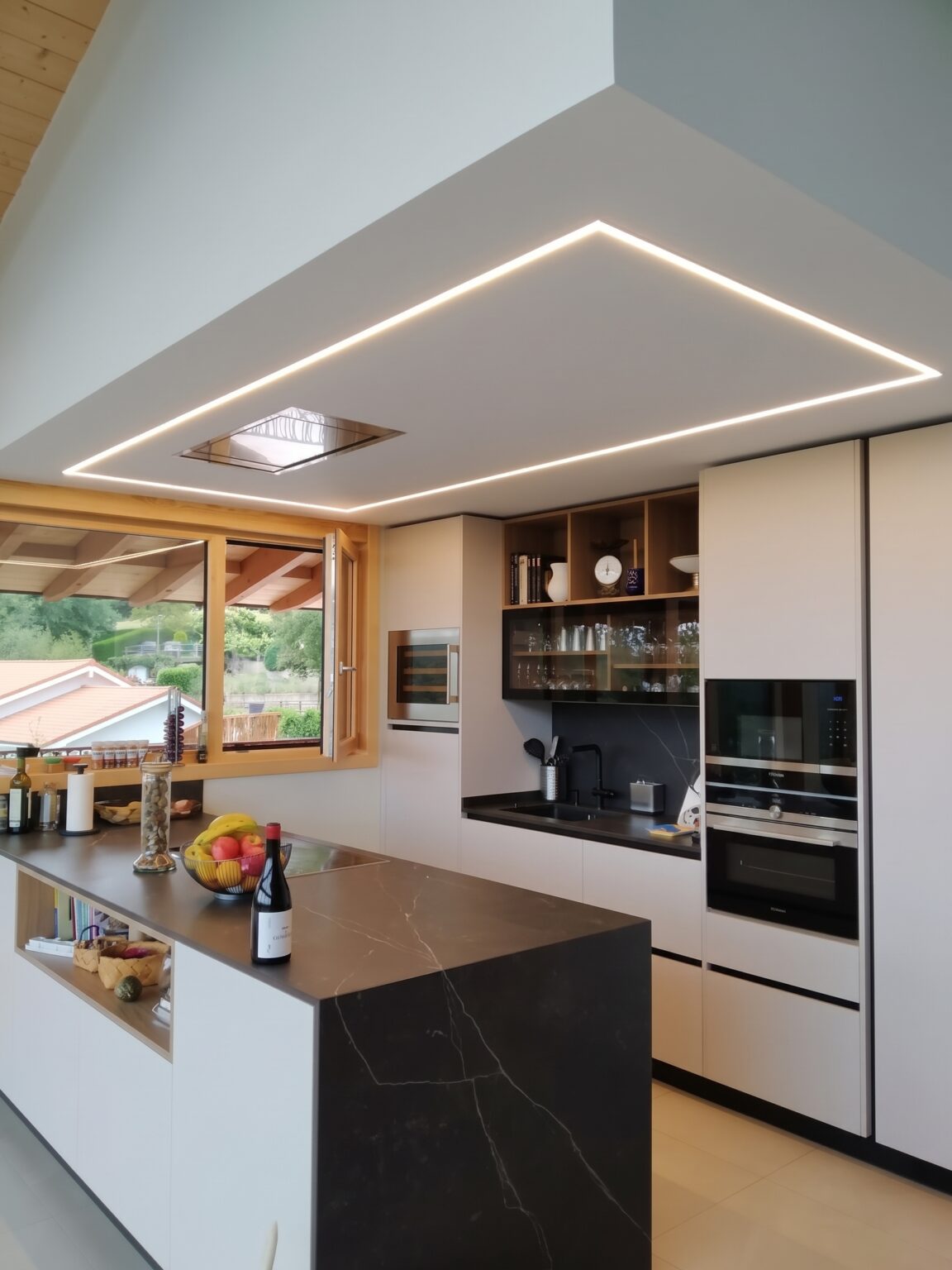 Cocina con isla y perfil LED perimetral en el falso techo